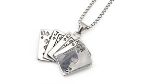 Nahaufnahme von Royal Flush Poker Anhänger mit Pik-Karten und Boxkette aus mattem Stahl