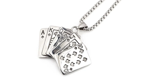 Detailaufnahme des Vintage-Silber-Royal-Flush-Pokeranhängers und der robusten Kette