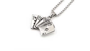 Makro-Detail von Vintage-Silber-Poker-Anhänger mit Royal Flush und Edelstahl-Boxkette