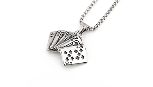 Detailaufnahme des Royal Flush Pokeranhängers aus Edelstahl mit Vintage-Textur