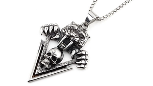 Détail d'un pendentif tête de tigre et crâne punk avec griffes sur une chaîne gourmette