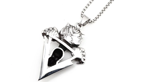 Détail du pendentif tête de tigre punk et crâne noir sur chaîne en argent vintage