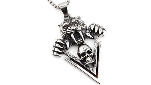 Détail macro du pendentif tête de tigre et crâne avec chaîne box au style punk gothique