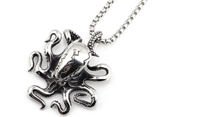 Détail macro du pendentif pieuvre en argent vintage avec finition antique et chaîne