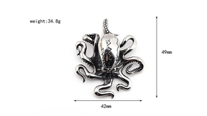 Vue détaillée du pendentif poulpe Cthulhu avec dimensions 49mm sur 42mm et poids 34,8g