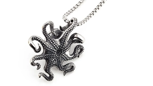 Gros plan du pendentif pieuvre Cthulhu vintage avec textures détaillées des tentacules