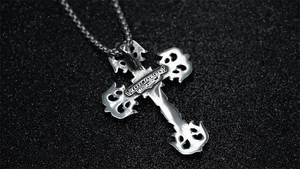 Macro detail van de achterkant van de gotische kruis hanger met textuur en ketting