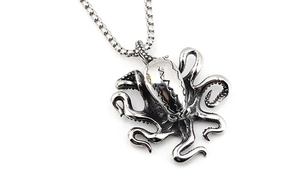 Détail du pendentif pieuvre en argent vieilli avec tentacules et ventouses ciselées