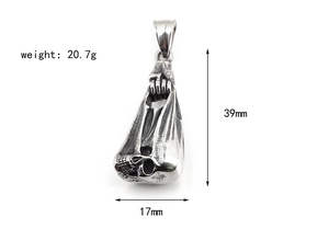 Détail macro du pendentif tête de mort gothique montrant les mesures 39mm par 17mm