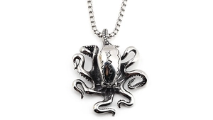 Vue détaillée du pendentif poulpe Cthulhu en argent vintage avec texture de tentacules