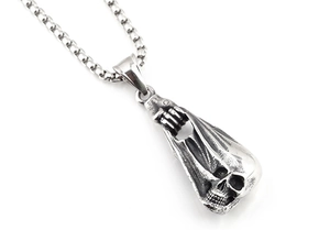 Détail macro du collier pendentif crâne gothique avec finition en acier vieilli