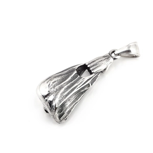 Pendentif palme de plongée rétro en acier inoxydable vieilli sur fond blanc pur