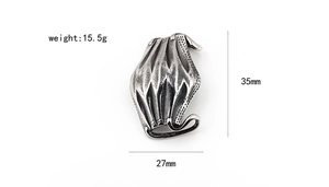 Détail macro du pendentif masque en argent vintage montrant la hauteur 35mm et le poids