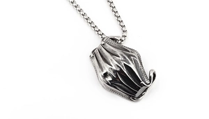 Détail d'un collier vintage en acier titane argenté avec un pendentif texturé unique