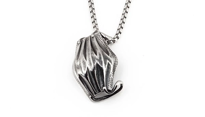Vue macro du pendentif briquet argenté vintage avec texture plissée 3D sur chaîne boîte