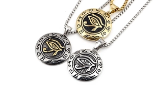 Vue détaillée du pendentif Œil d'Horus en finitions or, argent et noir bicolore