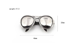 Detailansicht des Hip-Hop-Brillenanhängers mit Maßen 46mm x 23mm in Silber-Optik