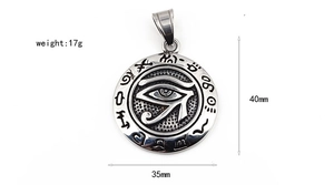 Détail macro du pendentif Oeil d'Horus montrant les dimensions 35mm x 40mm et le poids