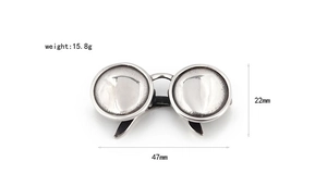 Makroaufnahme von Silber-Sonnenbrillen-Anhänger mit 47mm Breite und 15.8g Gewicht