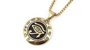 Gros plan du pendentif Œil d'Horus avec symboles égyptiens et chaîne maille vénitienne