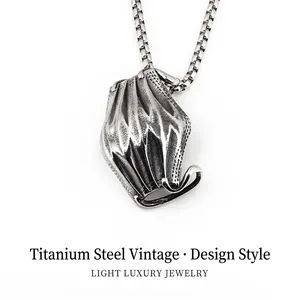 Collier Pendentif en Forme de Masque en Acier Titane Rétro pour Hommes Hip Hop Rock Gothique Pendentif en Métal Vieilli avec Chaîne Box Bijoux Cadeau