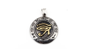 Gros plan d'un pendentif en acier argenté avec l'Oeil d'Horus doré et des hiéroglyphes