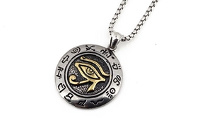 Détail macro du pendentif Œil d'Horus vintage en finition acier inoxydable bicolore