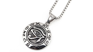 Détail du pendentif Œil d'Horus avec hiéroglyphes égyptiens sur une chaîne maille vénitienne