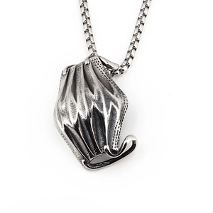Collier avec pendentif geste rock vintage en finition argent vieilli et chaîne box