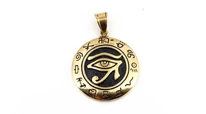Détail du pendentif Œil d'Horus en acier doré avec hiéroglyphes sur fond noir mat