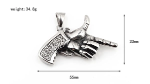 Vue macro du pendentif pistolet à doigt montrant dimensions 55x33mm et poids 34,8g