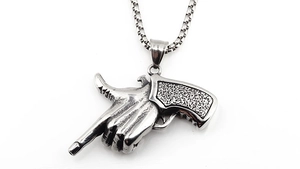Détail du pendentif vintage en acier titane en forme de poignée de pistolet argenté