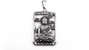 Makroaufnahme des Buddha-Anhängers aus Edelstahl mit detaillierter Buddha-Gravur
