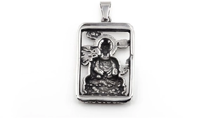 Nahaufnahme des rechteckigen Buddha-Anhängers mit Vintage-Finish aus oxidiertem Silber