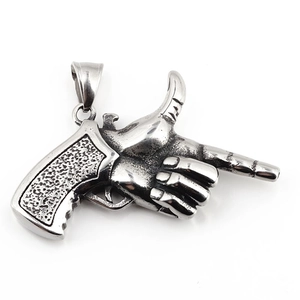 Pendentif pistolet doigt en acier inoxydable rétro avec finition polie et texture martelée