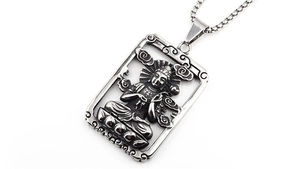 Makroaufnahme von Vintage-Edelstahl-Buddha-Anhänger mit Lotusblumen-Schnitzerei und Gravur