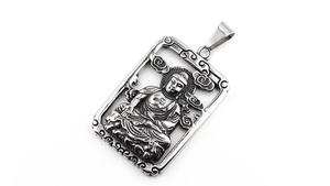 Detail eines Vintage Buddha-Anhängers mit Wolkenrelief und durchbrochenem Randdesign