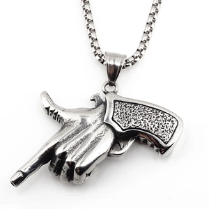 Collier rétro pour hommes en acier titane avec pendentif unique en forme de pistolet