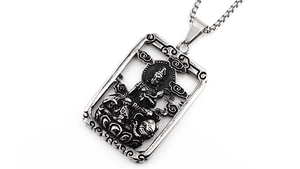 Makro-Detail von Vintage-Silber-Buddha-Relief-Anhänger mit feinen Ausschnittmustern