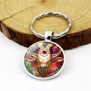 Porte-clés signe du Taureau en métal argenté avec pendentif galaxie sur bois naturel
