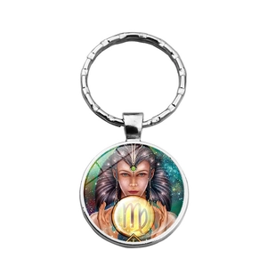 Porte-clés signe Vierge en métal argenté avec pendentif astrologique sur fond blanc épuré
