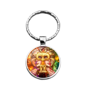 Détail du porte-clés zodiaque Gémeaux en argent avec pendentif en verre nébuleuse