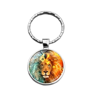 Vue détaillée du porte-clés signe Lion avec tête de lion et design de constellation en verre