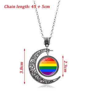 Dettaglio del ciondolo a luna d'argento traforato con strisce arcobaleno e misure