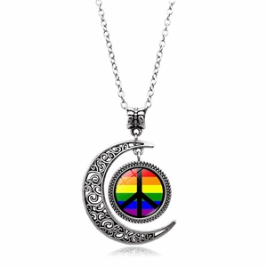Collana con ciondolo a luna crescente traforata argento e segno della pace arcobaleno
