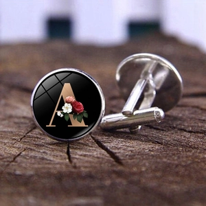 Silberne Herren Manschettenknöpfe mit Buchstabe A und Vintage Blumen auf dunklem Holz