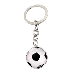 Klassischer Fußball-Schlüsselanhänger mit silbernem Metallring auf weißem Grund