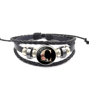 Gelaagde leren armband met letter C-hanger en verstelbaar zwart gevlochten koord