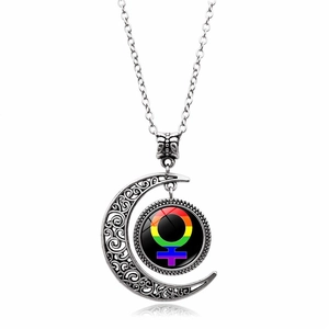 Dettaglio del ciondolo a luna scavata in argento con simbolo femminile arcobaleno