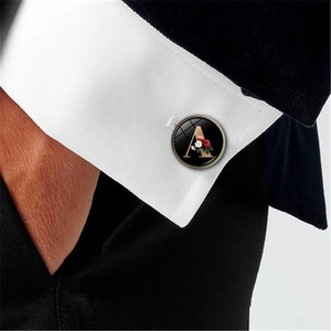 Eleganter französischer Manschettenknopf mit Goldbuchstabe A und Blumenmuster am Ärmel